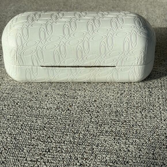 OAKLEY SIGNATURE "O" SUNGLASSES CLAM SHELL TRAVEL HARD WHITE STORAGE CASE ONLY - Picture 4 of 6